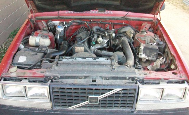 2.4 Ltr Turbo 4. Nearly OEM. A bit dusty but all there.