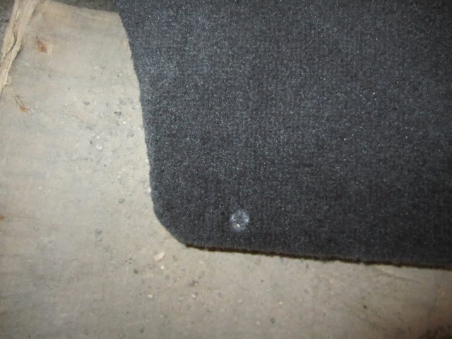 LH trunk floor panel mark on carpet