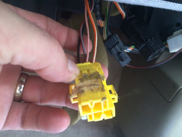 s90 odd yellow plug.JPG