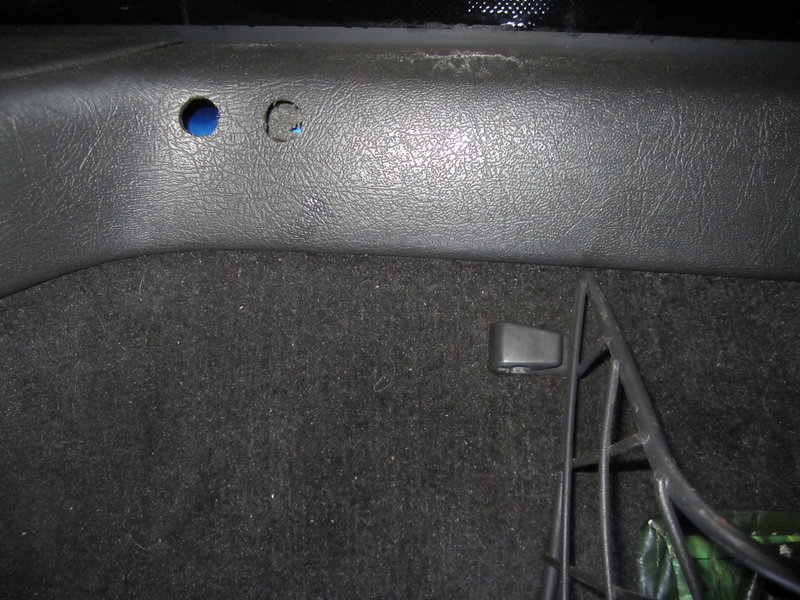 RH cargo net clips relative to side window