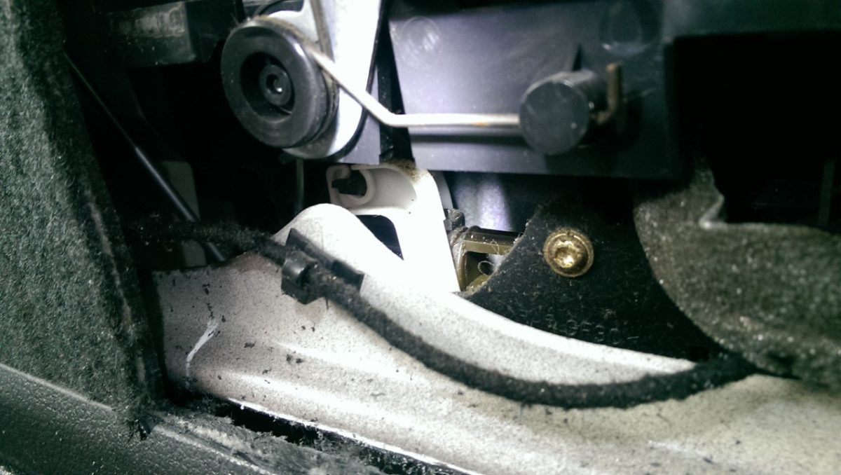 v70latch.jpg
