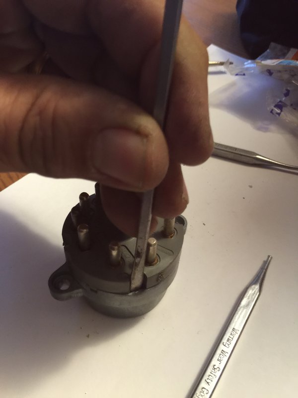 Unstaking gray pot metal case, easy with small screwdriver or punch