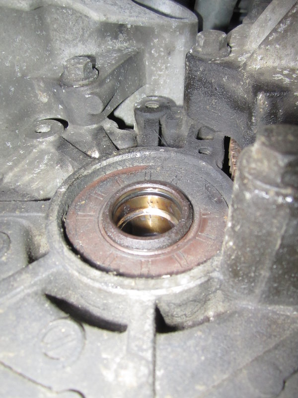 2000 V70 FWD RH axle seal
