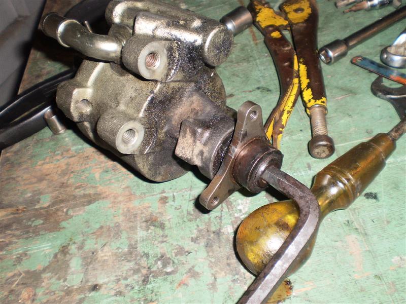 pompe avec support poulie en place.JPG