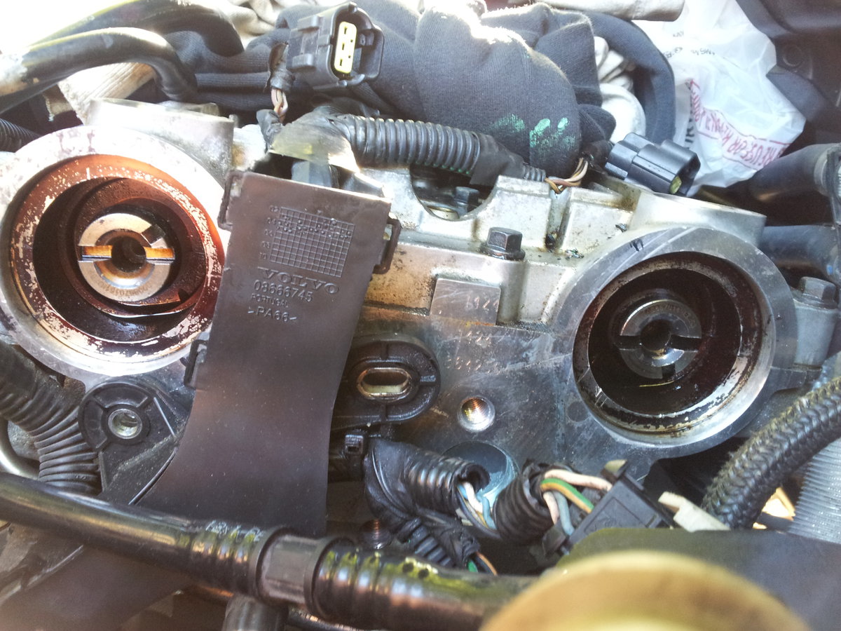 drivers side cam ends with timing slots.jpg