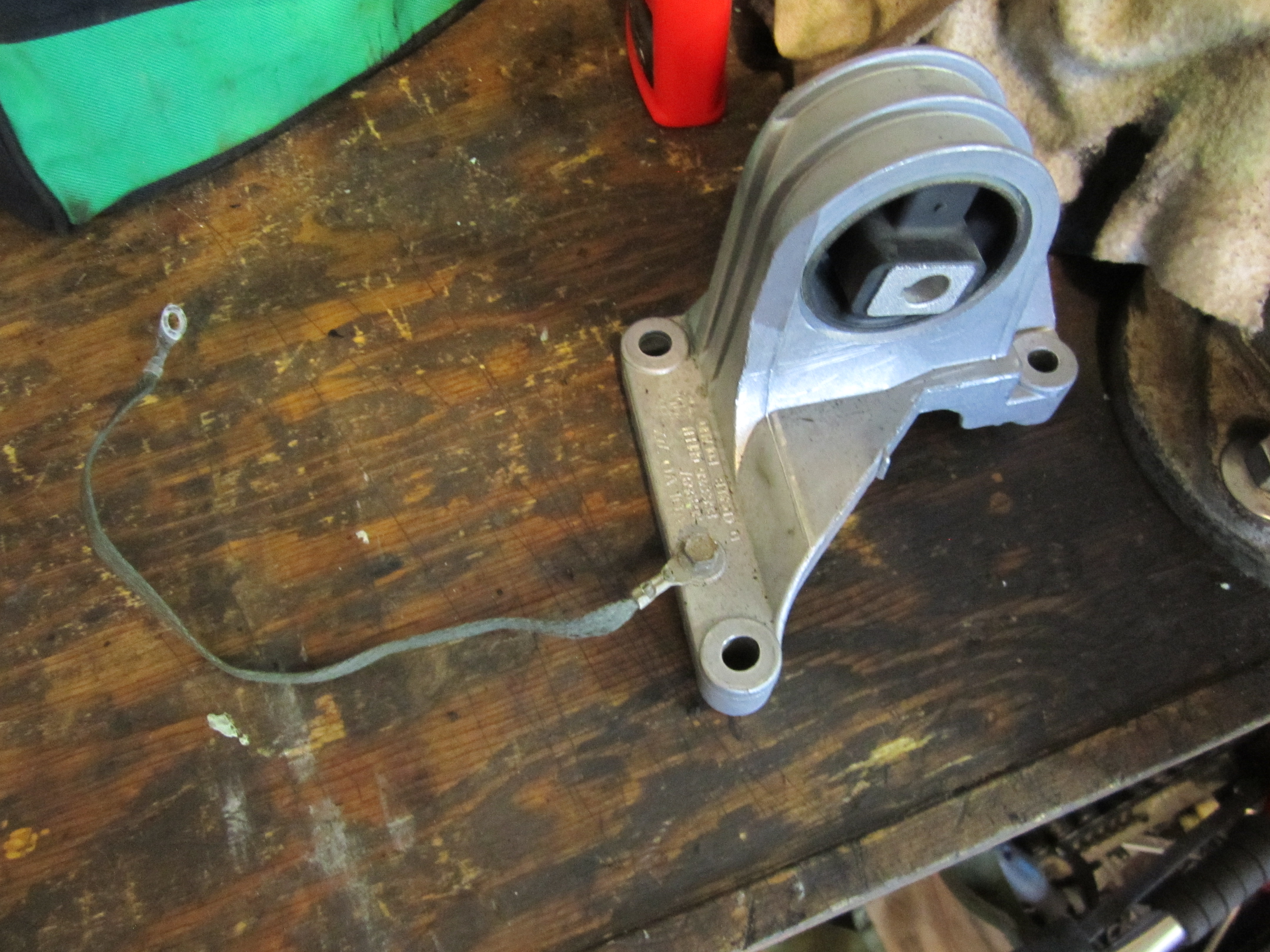 Ground strap on pulled top mount