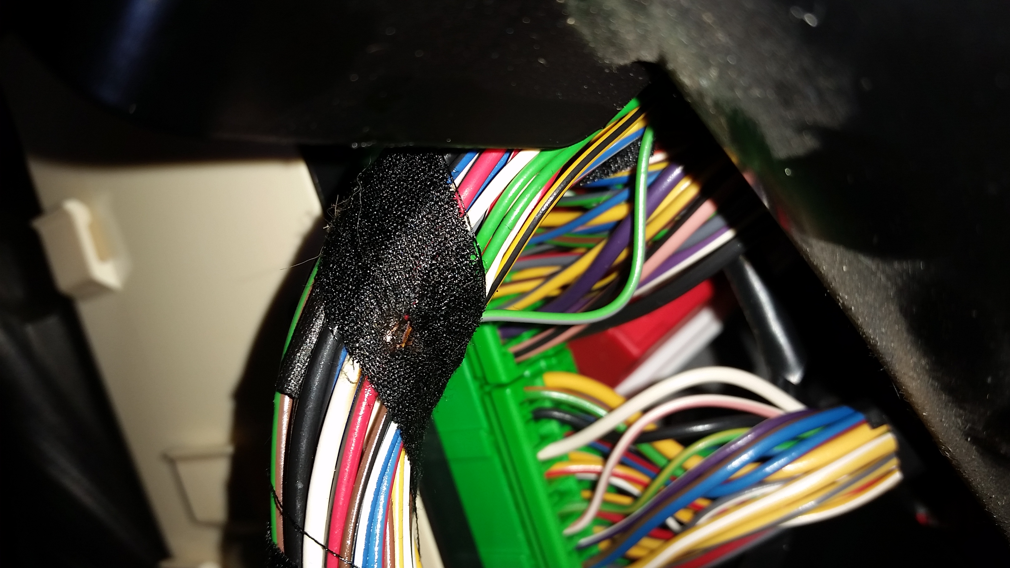 Wire bundle rubbed down through the insulation