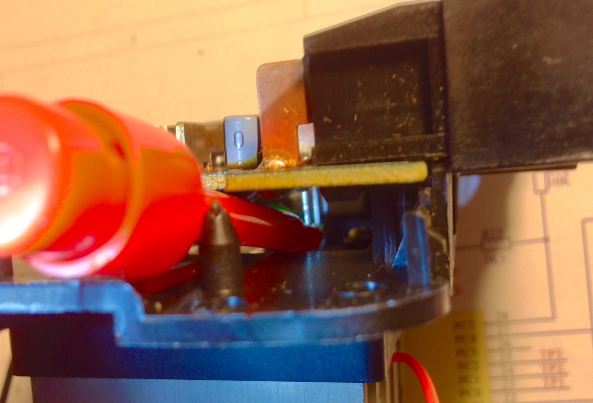 Edge view of the clips attached to the G, S and D of the transistor