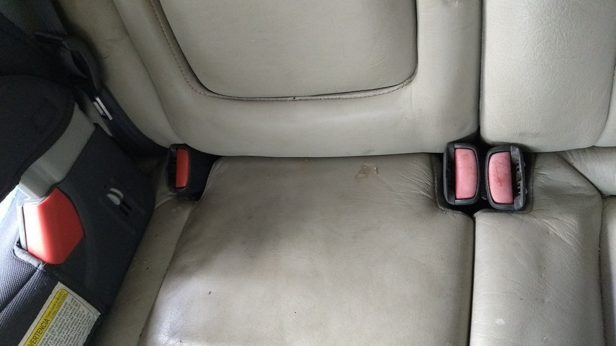 Rear seat belts on a 1998 V70