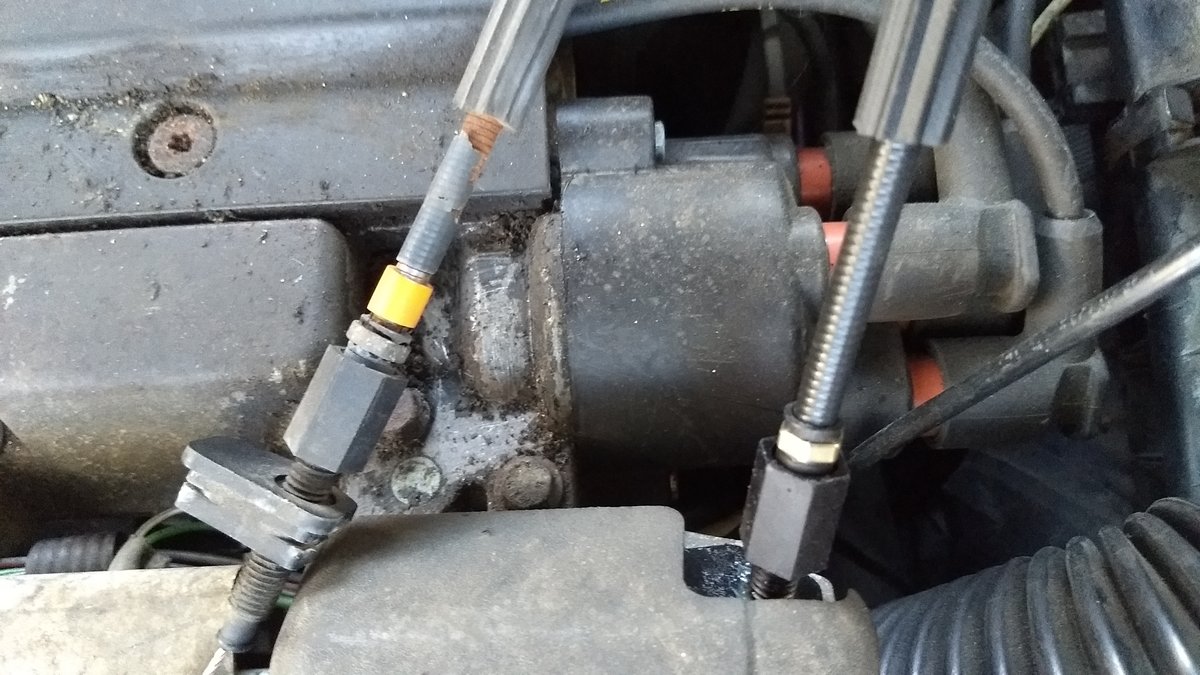 Throttle cable in a 1998 V70, old and new