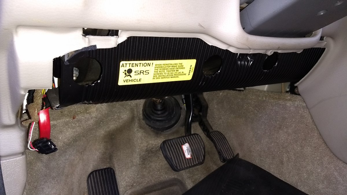 Lower dash panel removed, V70