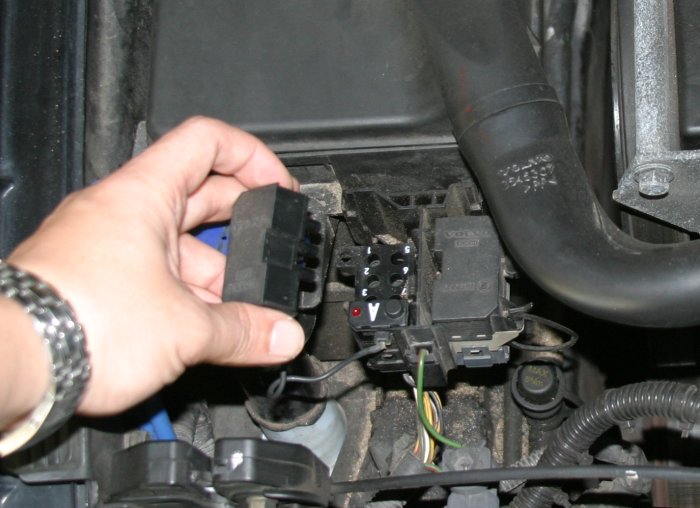 Diagnostic panel under hood.jpg