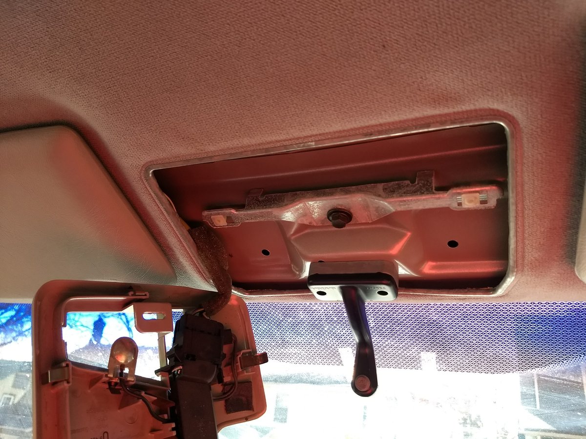 Light assembly off: Rear-view mirror removal, 2000 V70