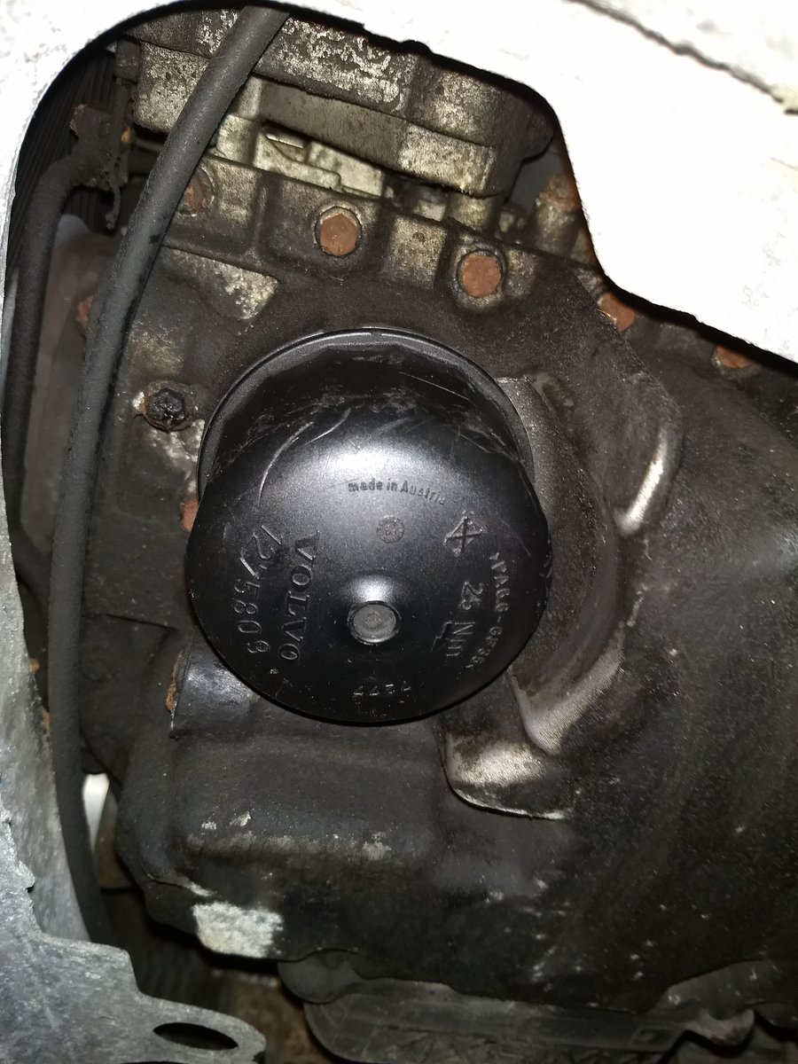 Oil filter housing, 2000 V70
