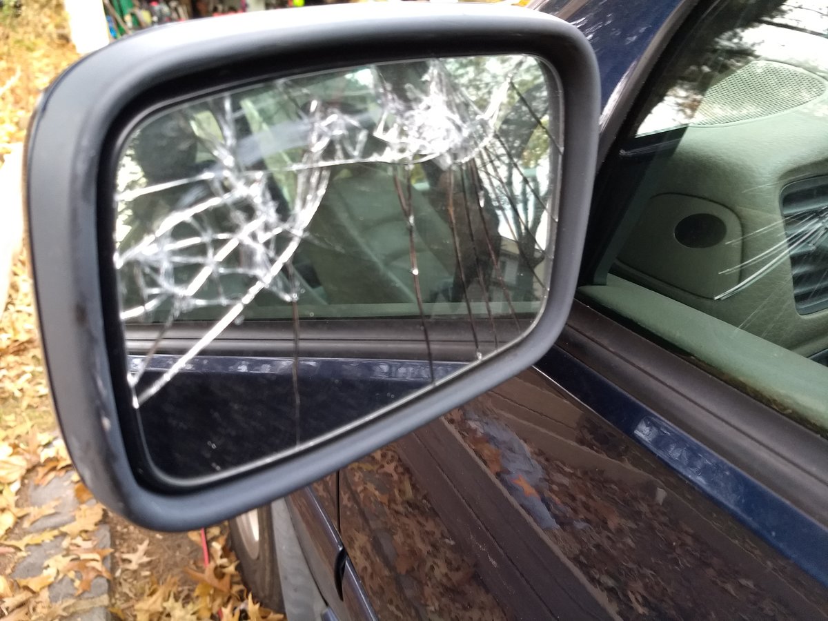 Broken driver-side mirror, 1998 V70.