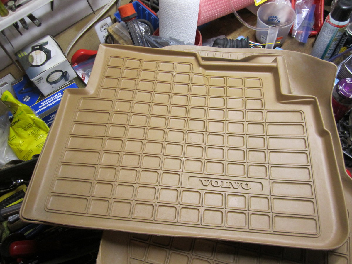 Unidentified rear floor mat