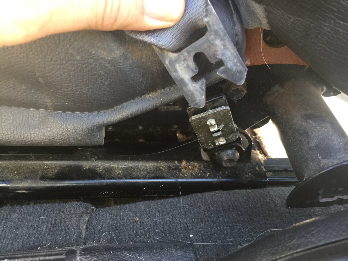 Just press that little tab in and the fork seat belt lifts out.