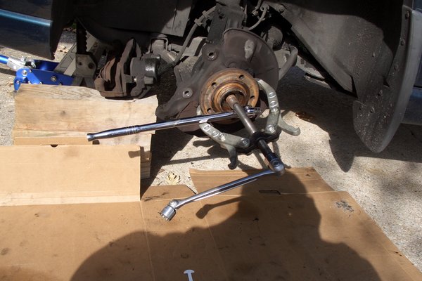 Gear puller with breaker bar to keep it from turning when tightening up on it, loosen it before taking the controle arm off the frame!