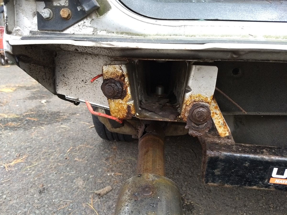 2000 V70 rear bumper mount, left side