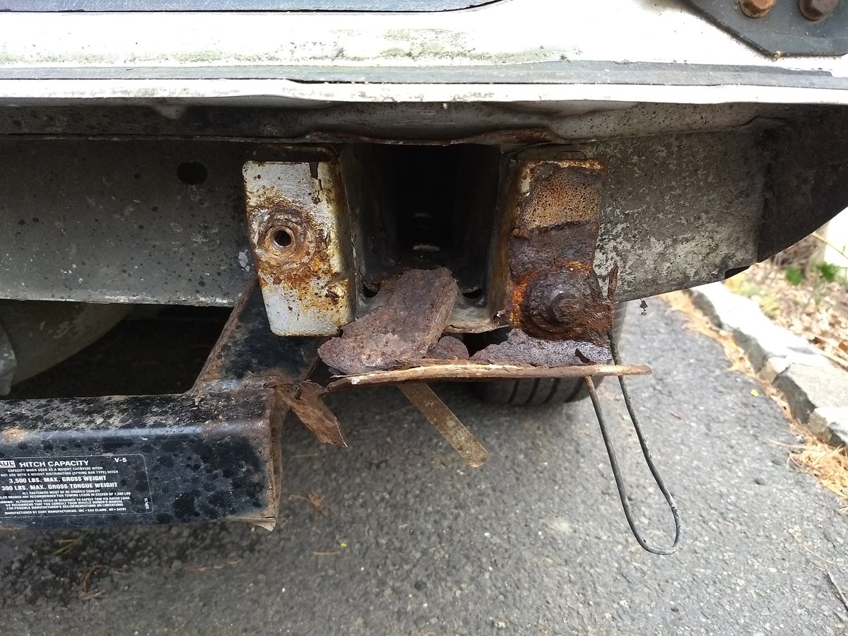 2000 V70 rear bumper mount, right side