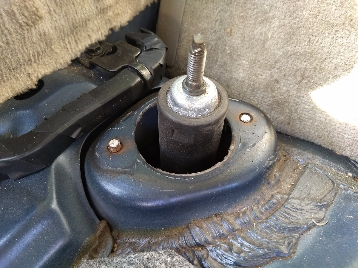 1998 Volvo V70 shock mount, left, broken bolts