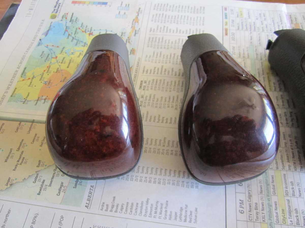 Closeup of 2 left knobs in the 1st picture