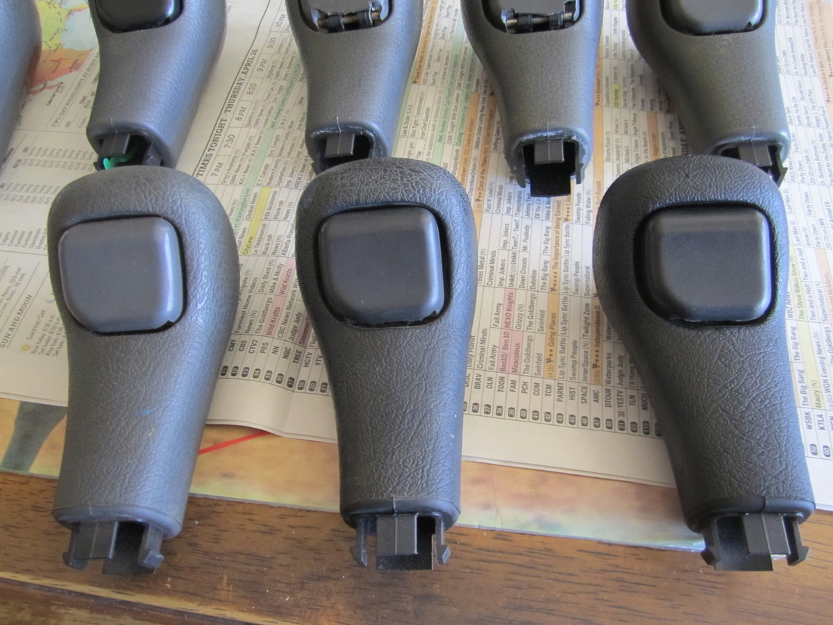 Good buttons on 3 grey standard knobs for transfer