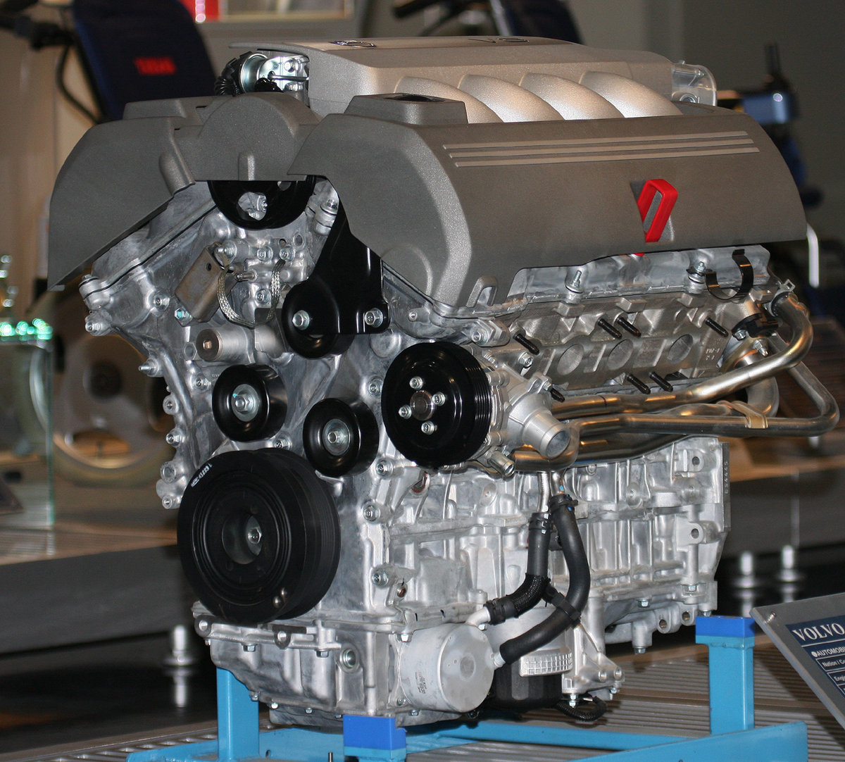 2005_Volvo_V8_engine.jpg
