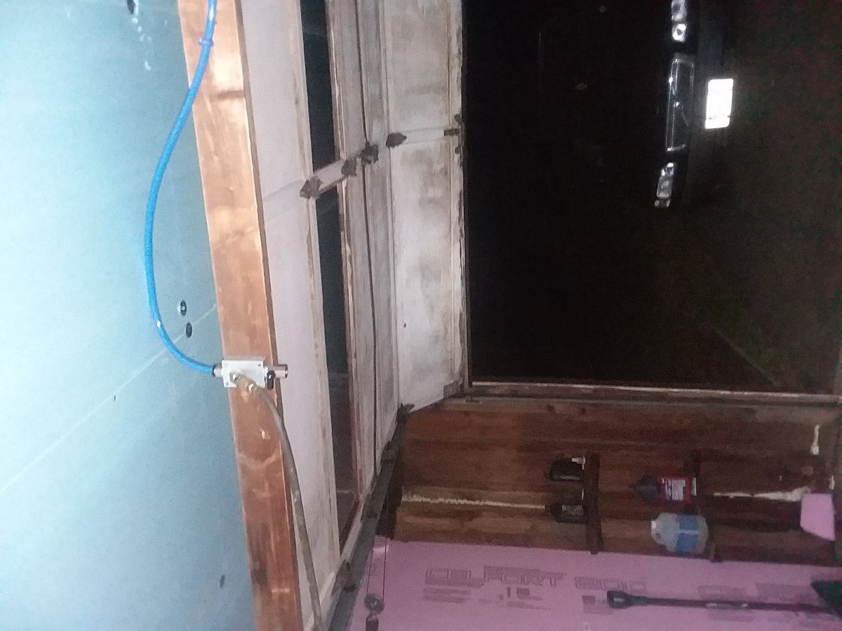 Overhead air hose outlet