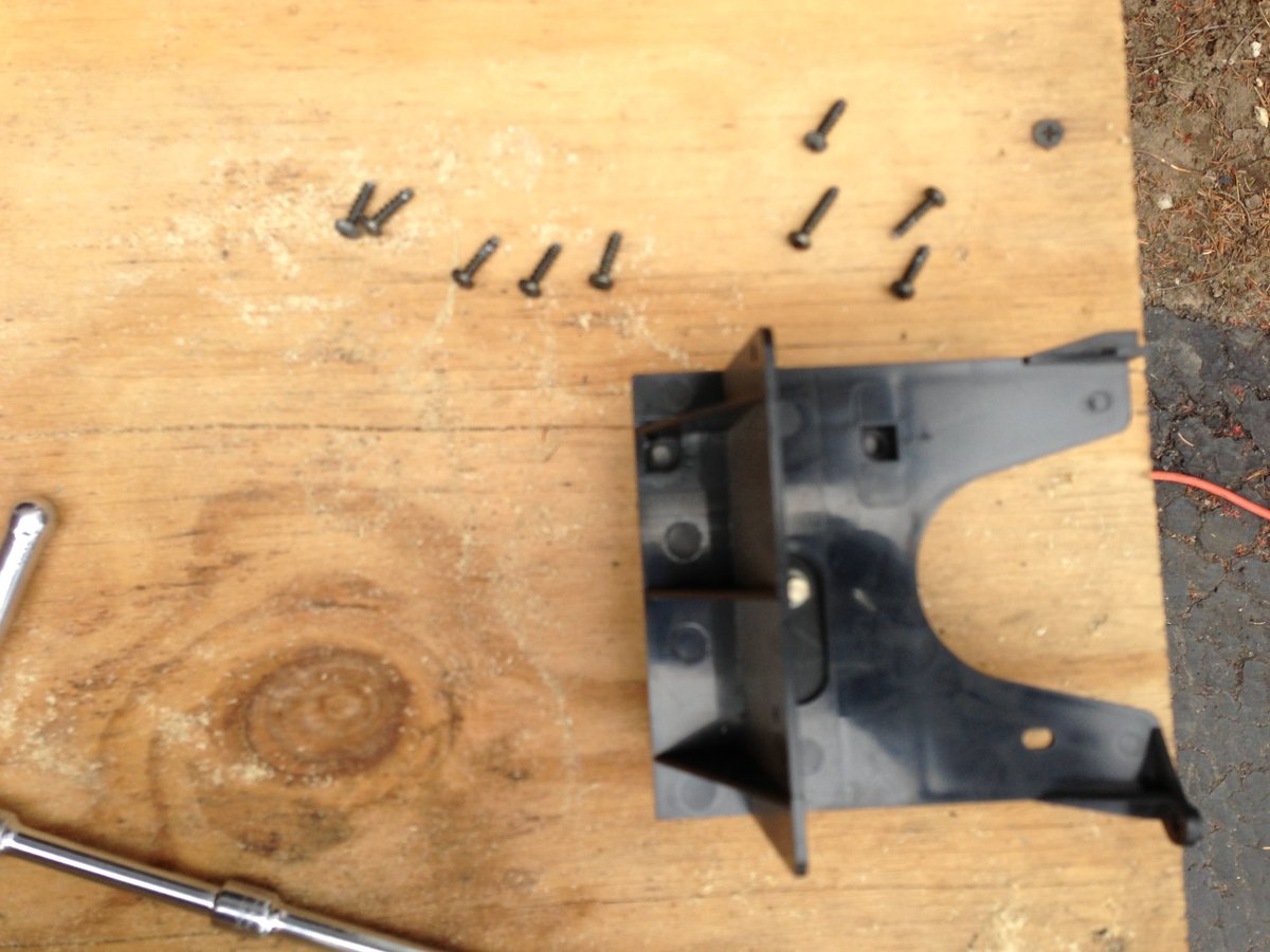 ha!! Recognized as the mount plate for the record /fresh air damper motor up near the glove box. One T15 release motor for this mount