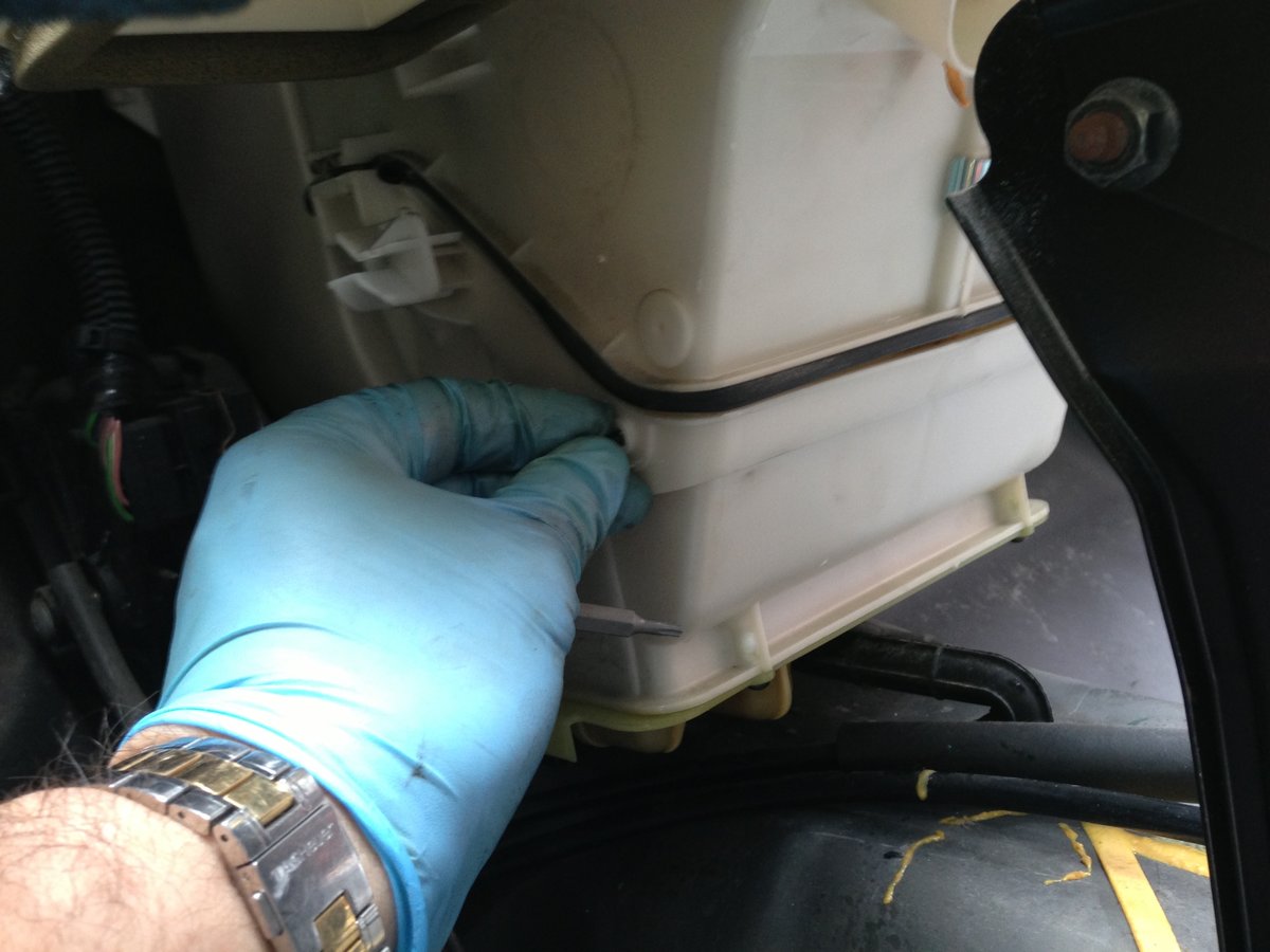 Fitting heater core screws