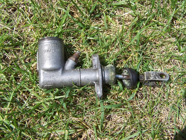 This is what the cylinder looked like when I removed from the car. The crystalized old fluid and worn dust rubber thingy is exactly the way the slave looked when I removed it from the car.