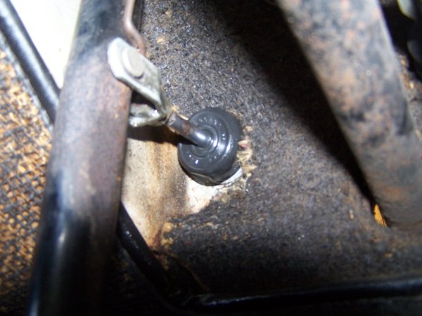 It's bolted onto the firewall and the rod pokes through and bolts directly to the clutch pedal. You can see the fluid seeping through the dust rubber 'thingy'.