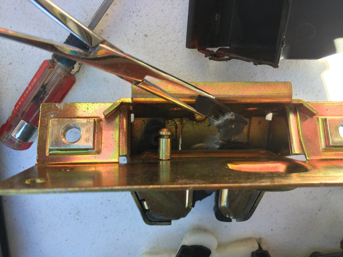 MVS V70 T5 1999 Tailgate Latch - 15.jpg