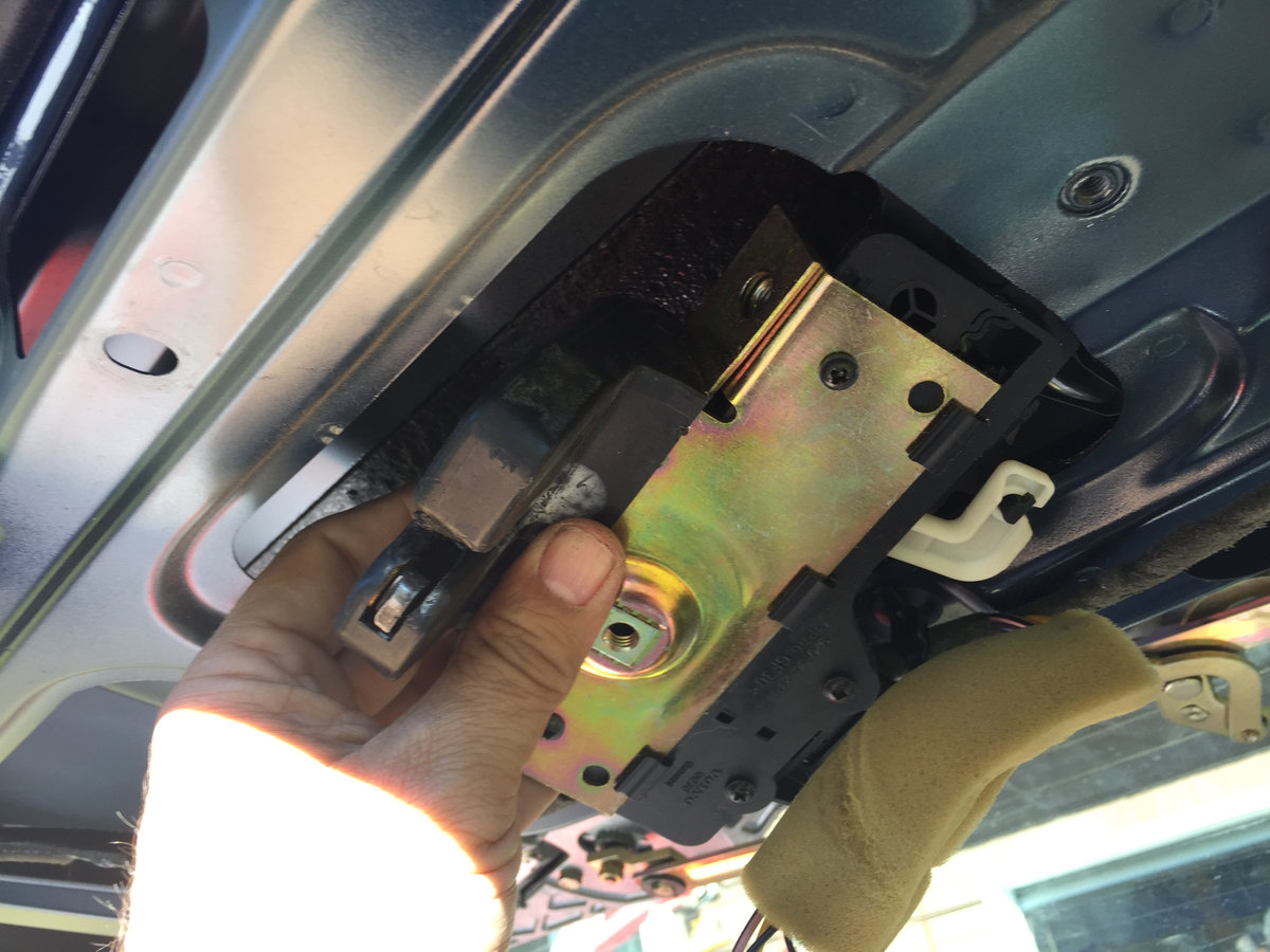 MVS V70 T5 1999 Tailgate Latch - 7.jpg