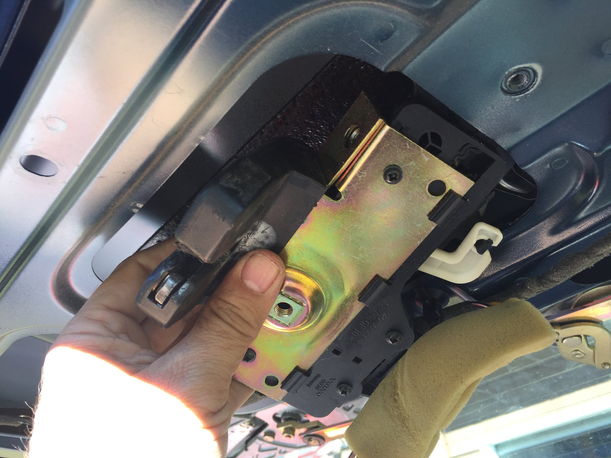 MVS V70 T5 1999 Tailgate Latch - 5.jpg