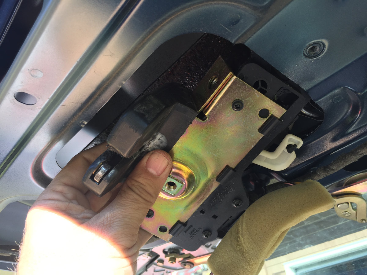 MVS V70 T5 1999 Tailgate Latch - 6.jpg