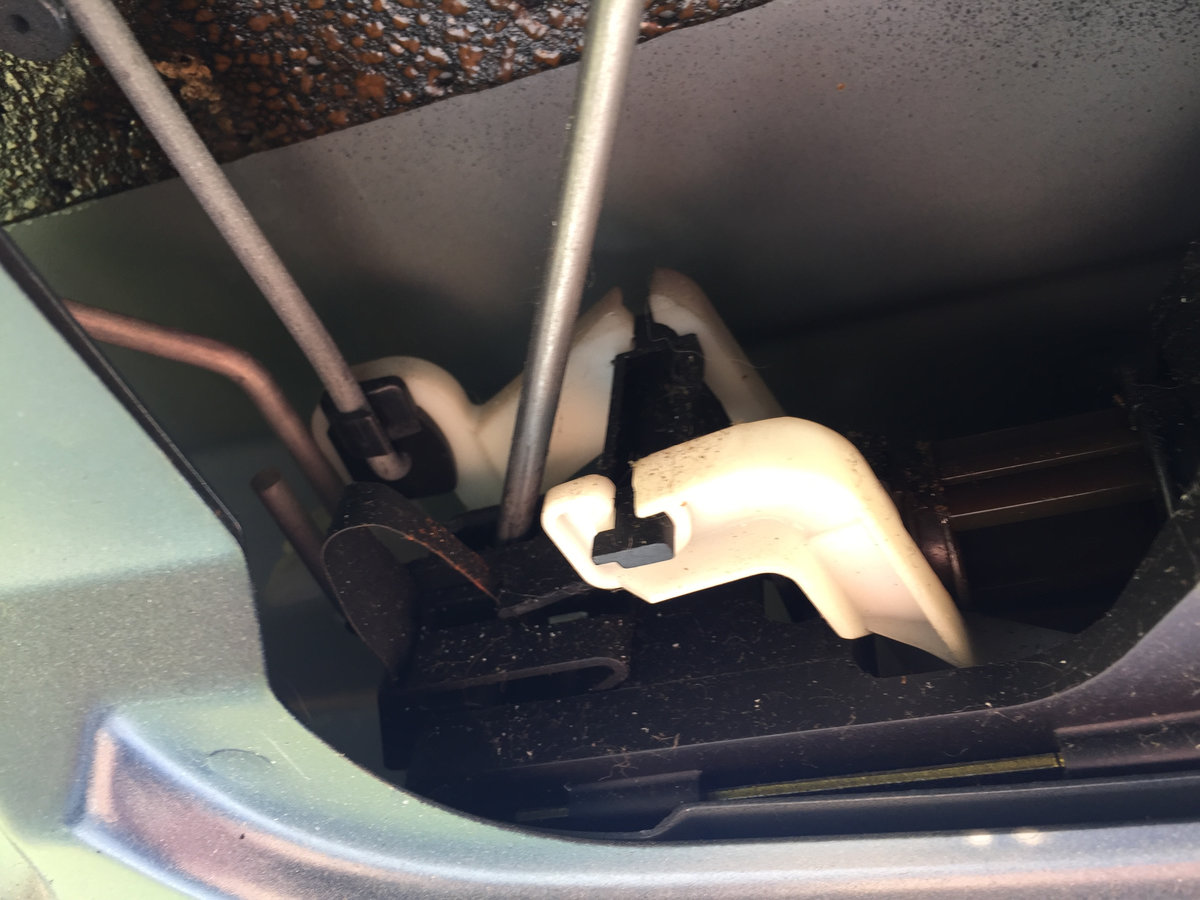 MVS V70 T5 1999 Tailgate Latch - 2.jpg