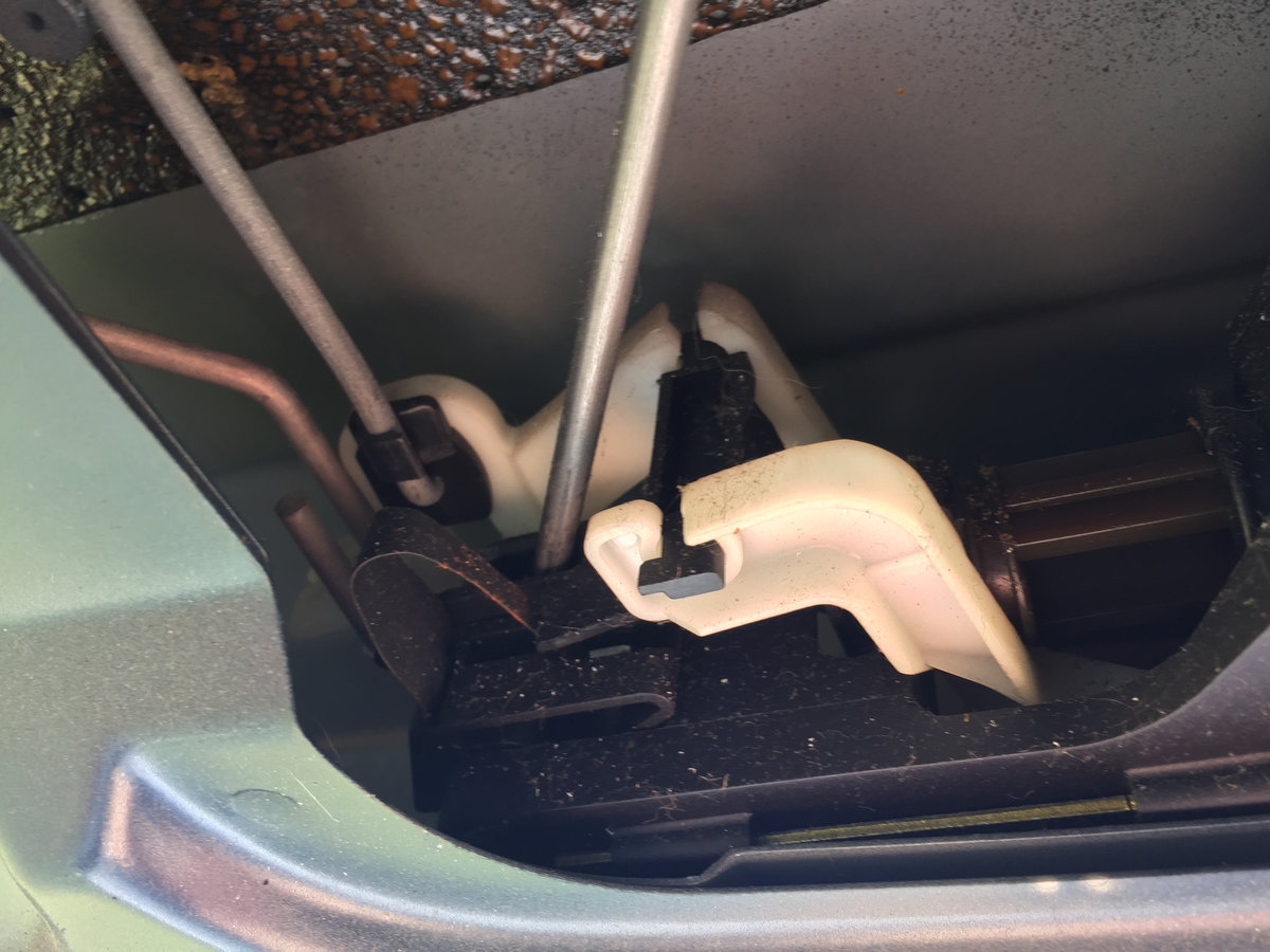 MVS V70 T5 1999 Tailgate Latch - 3.jpg