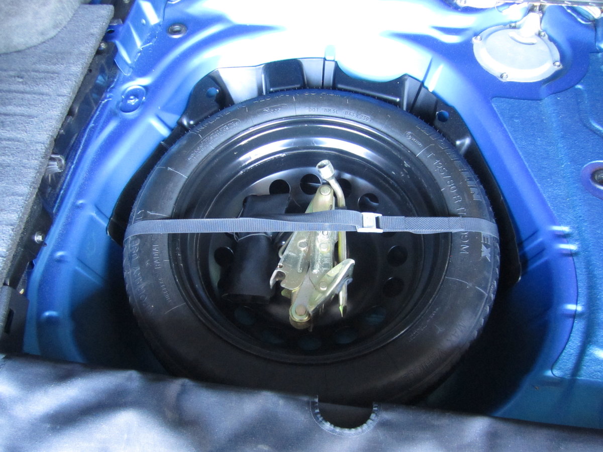 V70 spare wheel and jack mount