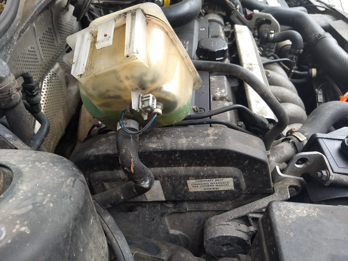 1998 Volvo V70 T5 dirty coolant tank