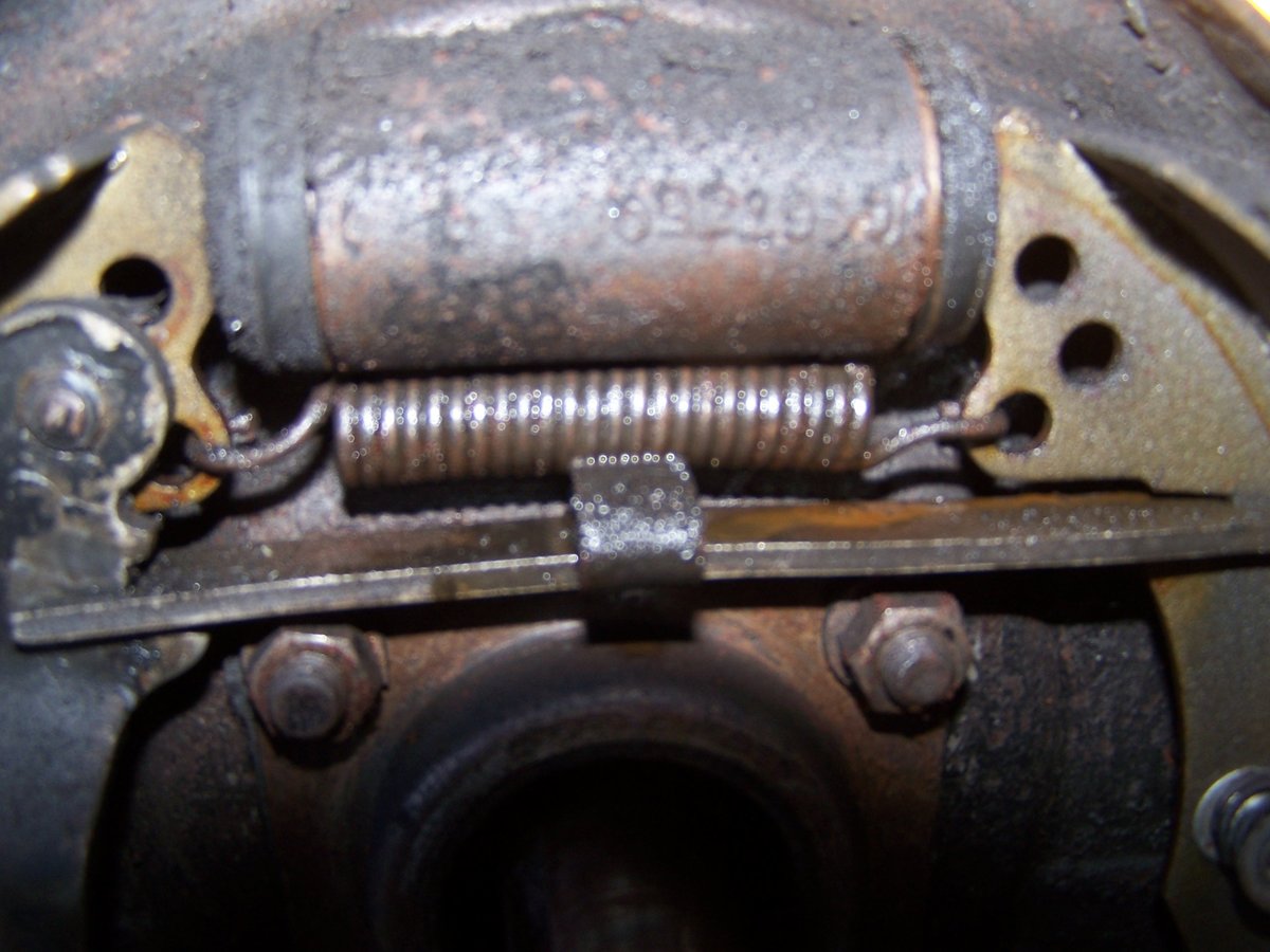 There was a little fresk fluid leaking on the spring below the cylinder. The pistons in the old cylinder didn't move too easily either.