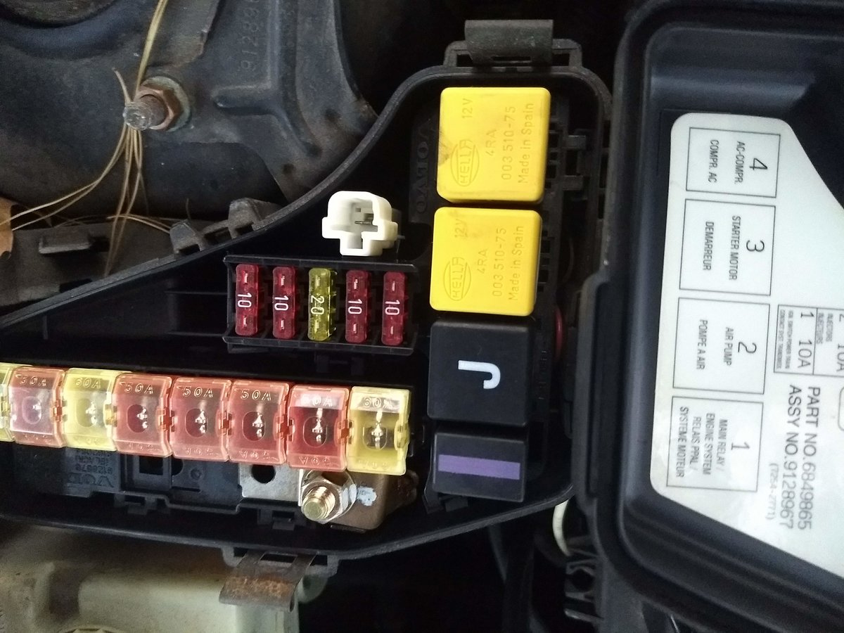 1998 Volvo V70 with yellow starter relay 9128164