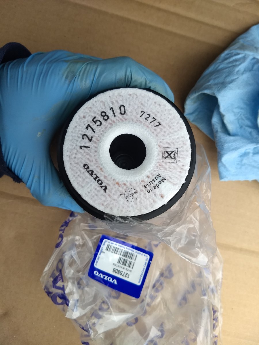 Volvo oil filter and housing for a 2000 V70