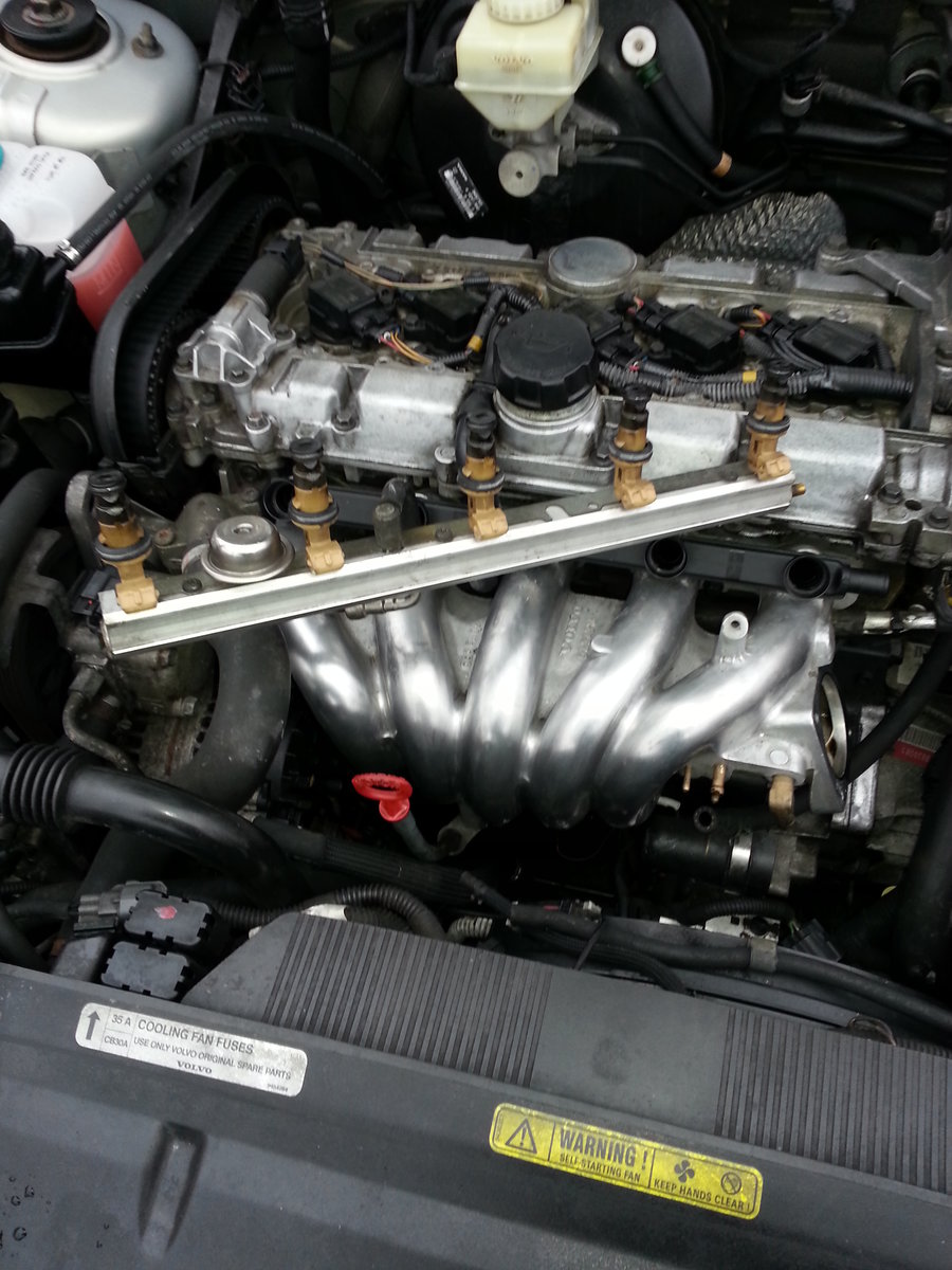 fuel pressure damper next to injectors