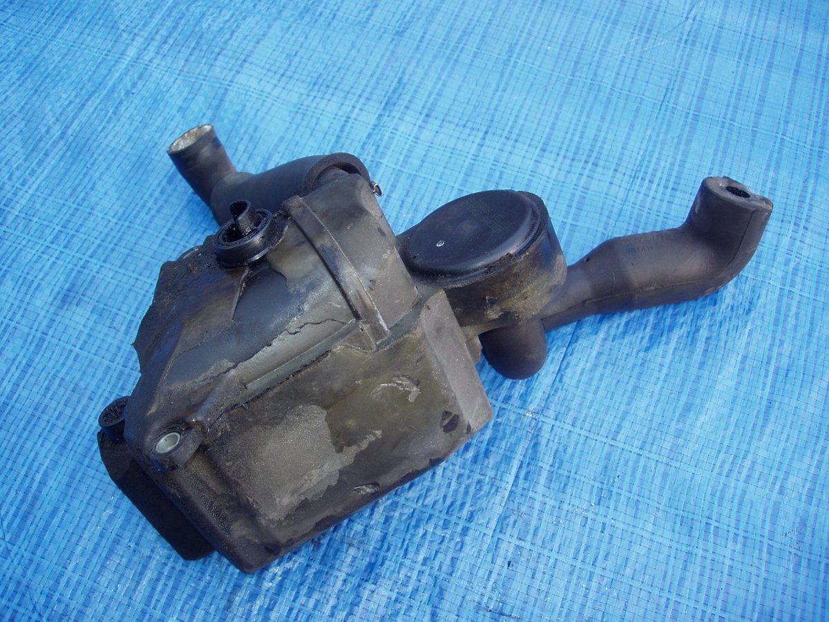 Oil trap, detached form engine; I have all of the hoses here, but there seems to be a missing connector between one of the hoses and the Manifold.