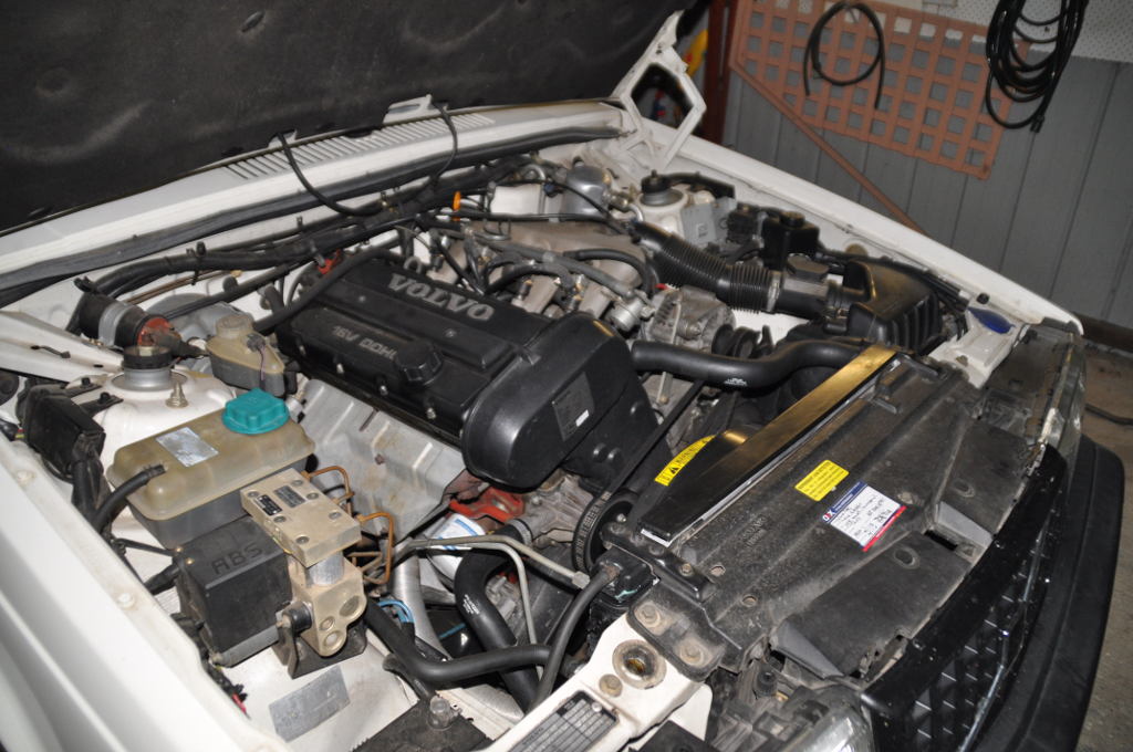 Engine bay in a 940 - look in the screenshot for the exhaust manifold heat shield and the front of the valve cover