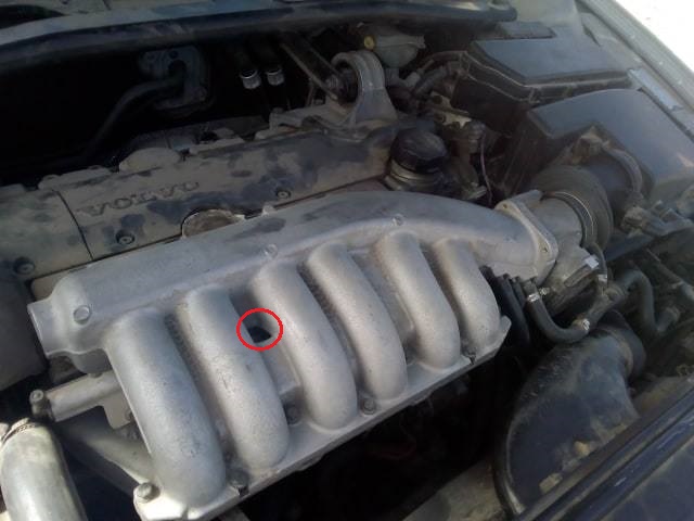 Right where the circle is, there is a hose that connects there. Do you also have that on your engine, where does that go to?