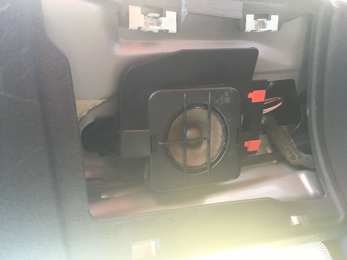 Rear pillar speakers V70