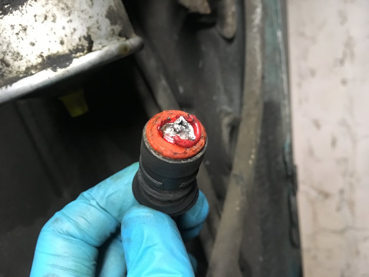The orange outer ring is mated to the connector-outside, the red inner ring is mated to the fuel nipple - the latter pair rotates freely inside the orange part.